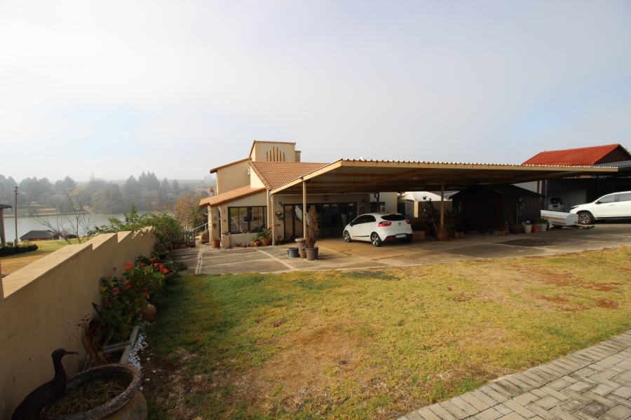 4 Bedroom Property for Sale in Lake Deneysville Free State